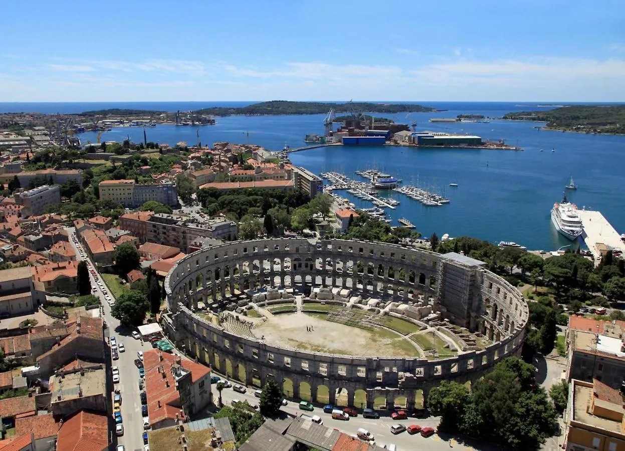 Apartments With A Parking Space Pula - 7646 0*,  Croatia